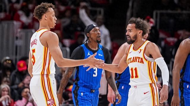 许多观众举 许多观众举